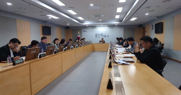2. 지난 18일 열린 제42회 대한민국연극제 용인 TF추진단 회의 모습.jpg