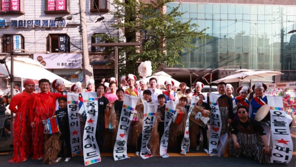 12-3. 이상일 용인특례시장이 27일 신갈오거리 거리축제에서 사자 탈놀이 공연단과 기념촬영을 하고 있다.JPG