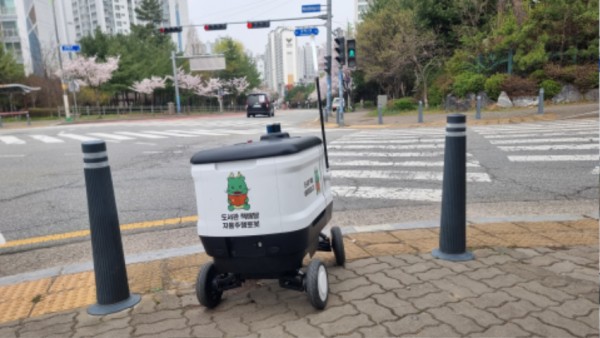 1-1. 용인특례시가 선보인 자율주행로봇을 활용한 책 배달 서비스.jpg