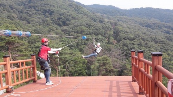 3. 용인특례시 자연휴양림의 대표 인기 시설 짚라인.jpg