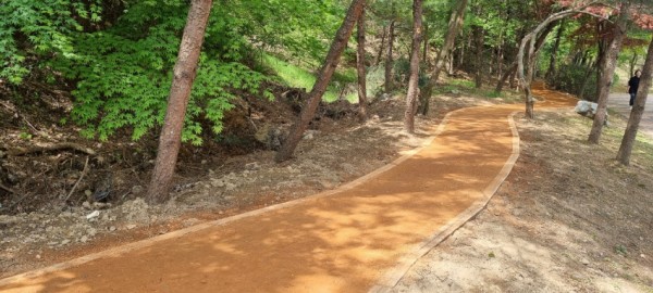 7. 용인특례시가 기흥구 구갈상하레스피아에 조성한 어싱길.jpeg