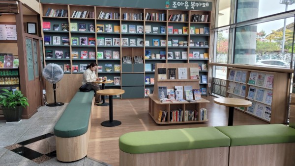 5. 용인특례시 기흥구청 로비 1층에 조성된 조아용 북카페.jpg