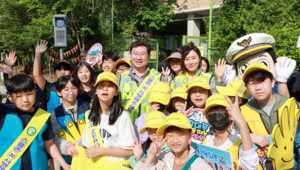 16-1. 이상일 용인특례시장이 9일 용인백현초등학교 앞에서 등굣길 안전지킴이로 깜짝 등장했다..JPG