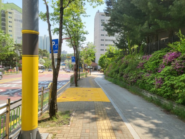 6-2. 용인특례시 기흥구가 설치한 노란색 사인블록.jpg