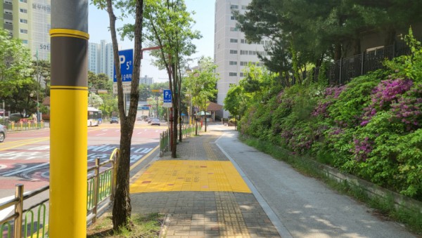 6-2. 용인특례시 기흥구가 설치한 노란색 사인블록.jpg