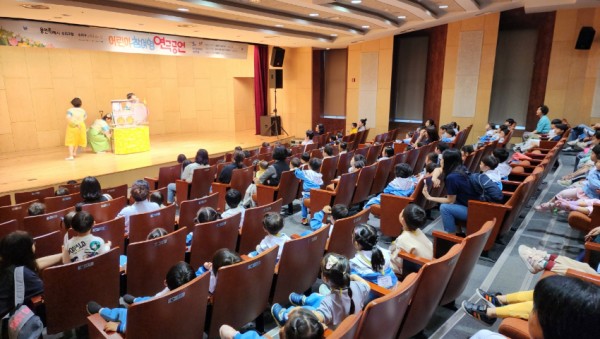 7-1. 용인특례시 수지구가 지난 10일 개최한 어린이 참여형 연극공연.jpeg