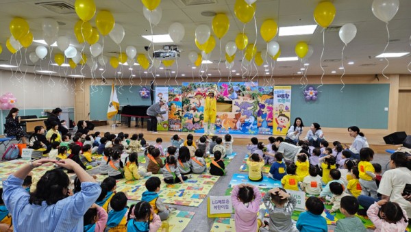 7. 지난 10일 열린 어린이 인형극 튼튼마을 씨름왕 따봉이.jpg