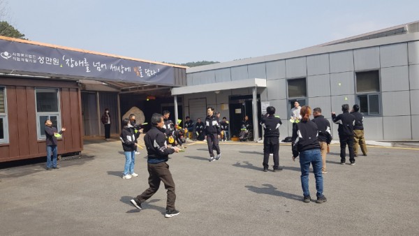 5-2. 장애인 재활작업장 성만원에서 열린 패드민턴 실습 모습.jpg