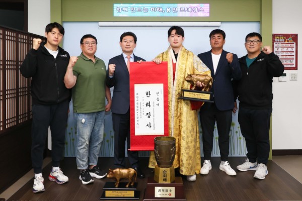 14-2. 용인특례시(시장 이상일)는 23일 시청 시장실에서 시 직장운동경기부 씨름단 박민교 선수의 개인 통상 4번째 한라장사 등극 봉납식과 단체전 우승으로 시를 빛낸 선수단을 격려하는 행사를 가졌다..jpg