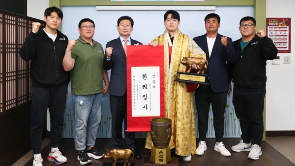 14-2. 용인특례시(시장 이상일)는 23일 시청 시장실에서 시 직장운동경기부 씨름단 박민교 선수의 개인 통상 4번째 한라장사 등극 봉납식과 단체전 우승으로 시를 빛낸 선수단을 격려하는 행사를 가졌다..jpg