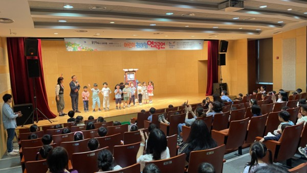 6-1. 수지구는 가정의달을 맞아 용인문화재단 이벤트 홀에서 문화가 있는 날 공연으로 어린이 참여형 연극 3편을 상연했다..jpeg