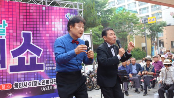 [사진]용인시기흥노인복지관, 낭만콘서트 웃는날 좋은날 코미디쇼 진행 (1).JPG