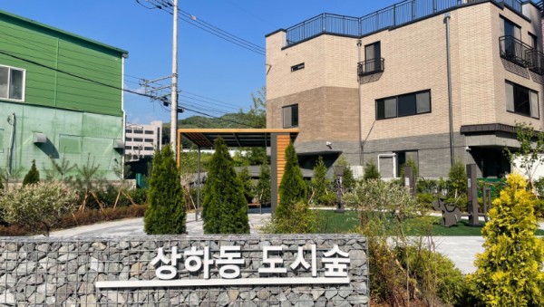 6-1. 기흥구는 상하동 620-7번지 일원에 주민들이 운동을 하거나 잠시 쉴 수 있는 ‘도시 숲’을 조성했다..jpg