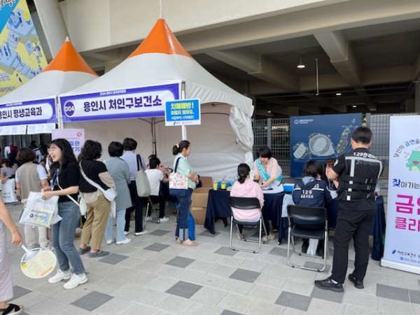4-2 처인구보건소는 지난달 22일 삼가동 미르스타디움에서 열린 ’2024 용인시 일자리 박람회‘에서 이동 금연 클리닉과 통합건강증진 캠페인, 건강증진 체험 부스를 운영했다..jpg
