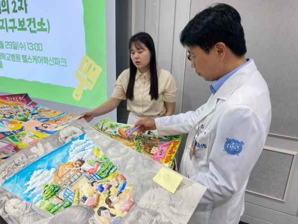 6-3. 경기도 아토피천식 교육정보센터 관계자들이 출품작을 심사하고 있다.jpg