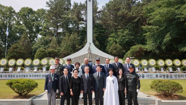 6-5. 제69회 현충일 추념식에 참석한 이상일 용인특례시장이 현충탑 앞에서 지역 보훈단체 및 안보단체장들과 기념촬영을 하고 있다..JPG