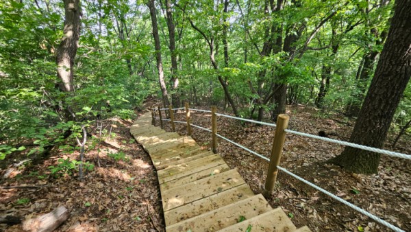 2-1. 용인특례시는 수지구 고기동 노인회관에서 바라산 정상에 이르는 3km 구간 광교산 둘레길을 정비했다..jpg