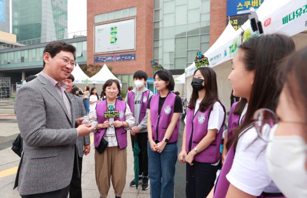 9-1. 이상일 용인특례시장이 8일 용인포은아트홀 야외광장에서 열린 환경교육박람회에 참가한 흥덕중학교 학생들을 격려하고 있다..JPG