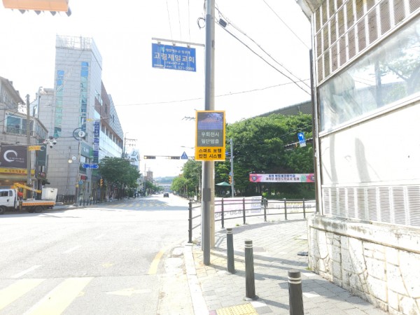 1-2. 처인구 마평동 용마초등학교 인근 실내체육관 사거리에 설치된 우회전 안내전광판.jpg