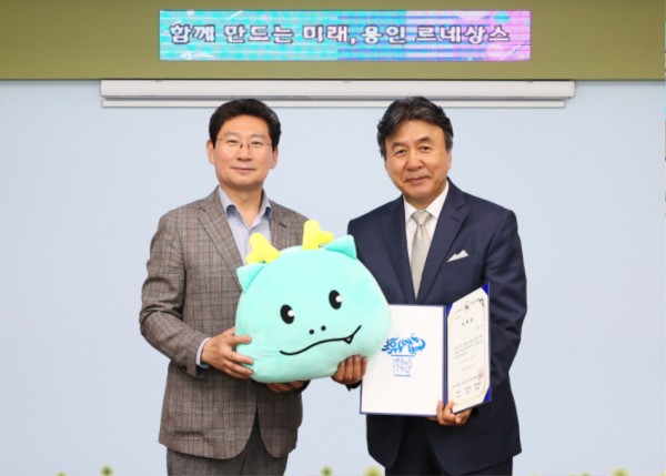 1-1. 이상일 용인특례시장이 제42회 대한민국연극제 용인 홍보대사로 배우 박영규 씨를 11일 위촉했다..jpg