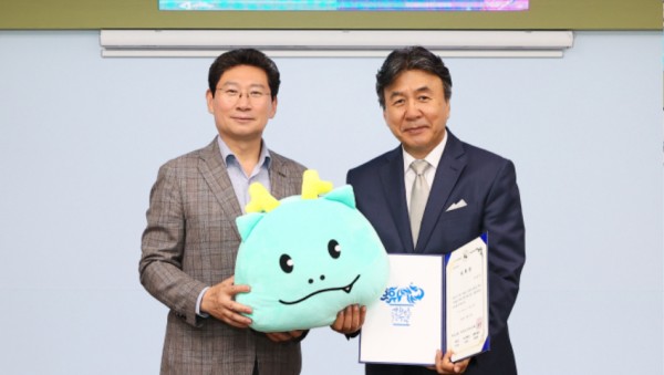 1-1. 이상일 용인특례시장이 제42회 대한민국연극제 용인 홍보대사로 배우 박영규 씨를 11일 위촉했다..jpg