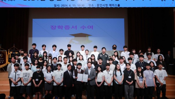 1-2. 이상일 용인특례시장이 15일 시청 에이스홀에서 올해 장학증서 수여식에 참석한 장학생들과 기념촬영을 하고 있다.JPG