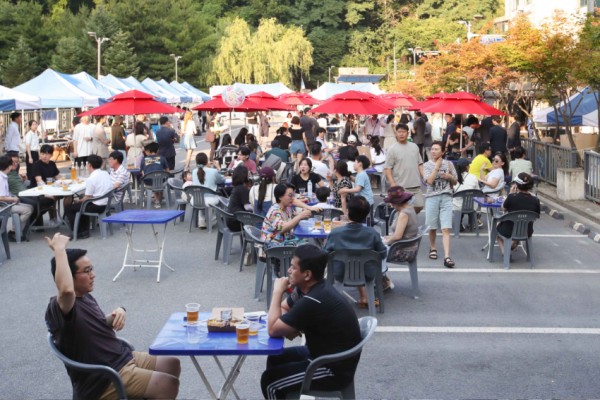 1-3. 용인특례시 기흥구 보정동 카페거리 일원에서 개최된 ‘2024 BOCA Summer 맥주 페스티벌을 즐기고 있는 시민들의 모습..jpg