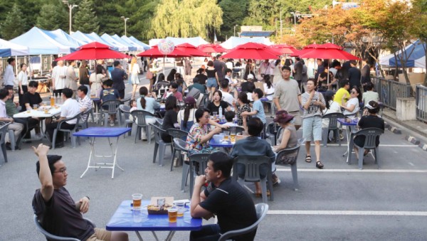 1-3. 용인특례시 기흥구 보정동 카페거리 일원에서 개최된 ‘2024 BOCA Summer 맥주 페스티벌을 즐기고 있는 시민들의 모습..jpg