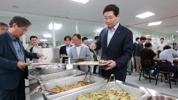 6-2. 지난 1일 미르스타디움에 개장한 미르 포레스트 레스토랑을 방문해 직원들과 점심식사를 함께한 이상일 용인특례시장.jpg