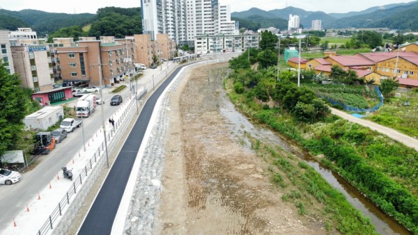 1. 용인특례시가 용덕사천에 산책로를 조성했다.jpg