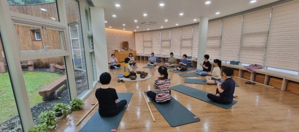 3. 용인산림센터에서 진행 중인 싱일볼 프로그램 참가자들의 모습.jpg
