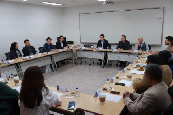 9-1. 이상일 용인특례시장이 15일 연극 _안티고네_ 관람전 주한그리스 대사관 및 각국 연극 관계자들과 간담회를 갖었다.jpg