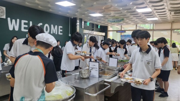240717_경기도교육청__학생_95%가_행복해하는_자율선택급식_2026년까지_750개로_확대(사진1).jpg
