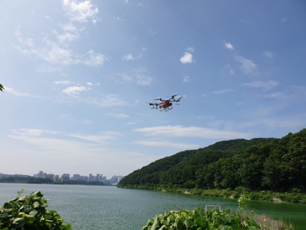 4-1. 용인특례시는 지난 14일 기흥호수에 드론을 활용해 살조제인 마이팅션 500kg을 살포했다..jpg