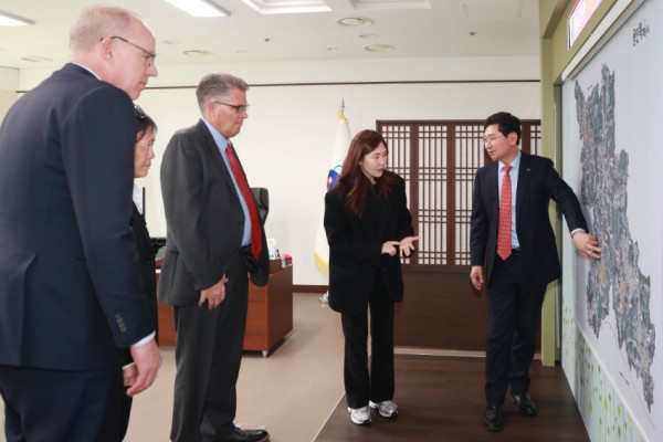 8. 지난 2월 용인특례시를 방문한 윌리엄슨 카운티 관계자들에게 이상일 용인특례시장이 시의 반도체 육성 정책을 소개하고 있는 모습..jpg