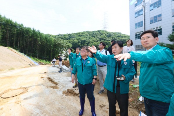 10-2. 이상일 용인특례시장이 집중호우로 인해 사면이 붕괴하고 토사가 유출된 기흥구 중동 공사현장을 방문해 대책 마련을 주문하고 있다..jpg