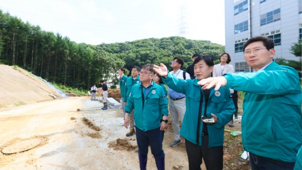 10-2. 이상일 용인특례시장이 집중호우로 인해 사면이 붕괴하고 토사가 유출된 기흥구 중동 공사현장을 방문해 대책 마련을 주문하고 있다..jpg