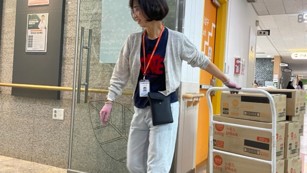[사진] 용인시기흥노인복지관, 우양재단 영양죽 지원사업 진행 수지노인복지관 수령 2.jpg