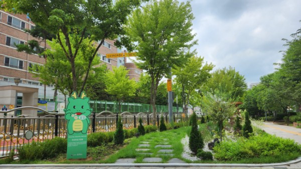 3-1. 기흥구 흥덕초 통학로에 조성된 자녀안심 그린숲.jpg