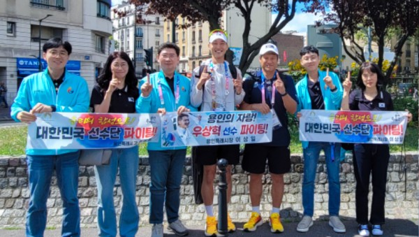 6-2. 이상일 용인특례시장은 7일(현지시각) 파리 올림픽 높이뛰기 예선을 통과한 우상혁 선수를 현지에서 응원하고 격려했다.jpg