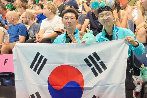 9-2. 이상일 용인특례시장이 8일(현지 시각) 오전 파리 올림픽 아쿠아틱 센터에서 시 대표단과 함께 다이빙 여자 3m 스프링보드 준결승에 진출한 김수지 선수를 응원하고 있다..jpg