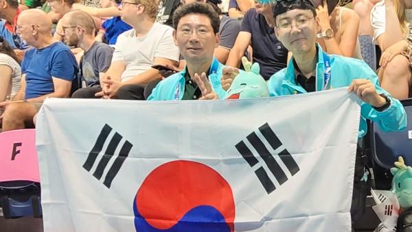 9-2. 이상일 용인특례시장이 8일(현지 시각) 오전 파리 올림픽 아쿠아틱 센터에서 시 대표단과 함께 다이빙 여자 3m 스프링보드 준결승에 진출한 김수지 선수를 응원하고 있다..jpg