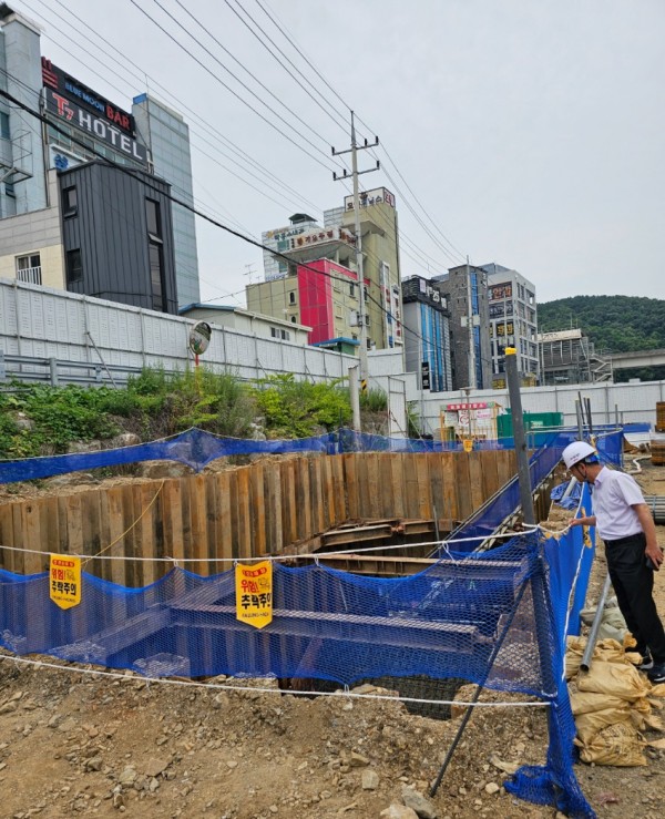 2. 용인특례시가 태풍과 집중호우로 인한 사고를 에방하기 위해 안전점검을 진행하고 있다..JPG