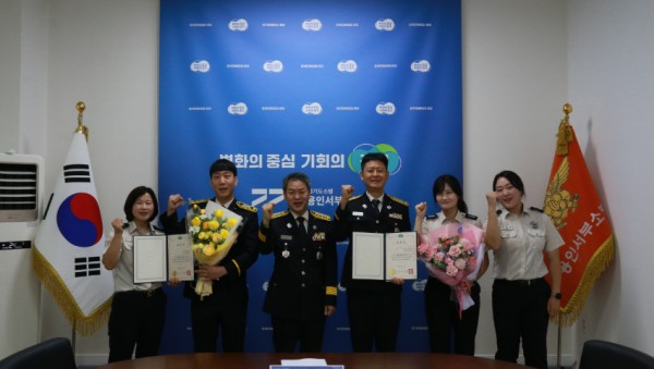 사진(좌 소방교 김종민, 장재구 용인서부소방서장, 우 김경덕 소방장).JPG