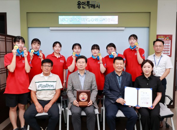 6-2. 16일 용인특례시 직장운동경기부 볼링팀의 우승 트로피 봉납식이 시청 시장실에서 열렸다..JPG