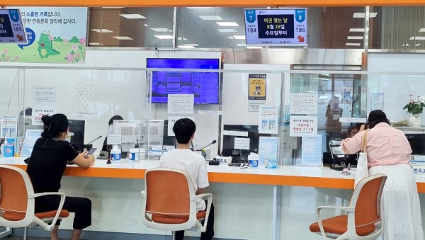 5-1. 용인특례시가 여권 신청인이 알기 쉽도록 여권민원실 창구 이름을 여권접수에서 여권신청으로 변경했다.jpg
