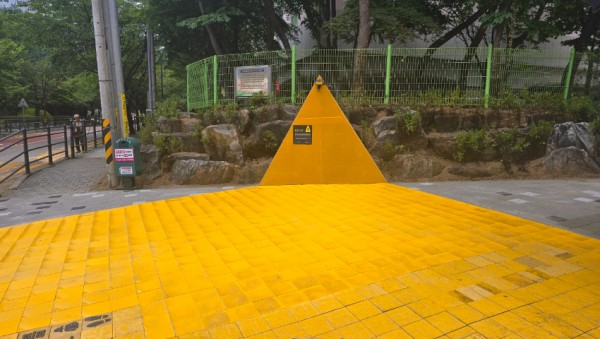 4-1. 용인특례시 수지구 상현초등학교 정문 앞 확장된 보행 신호 대기 장소.jpg