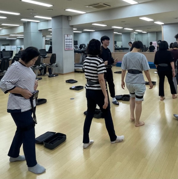 3. 보행보조로봇을 활용한 수지구보건소 건강증진 프로그램에 참여하고 있는 시민들의 모습.jpg