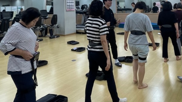 3. 보행보조로봇을 활용한 수지구보건소 건강증진 프로그램에 참여하고 있는 시민들의 모습.jpg