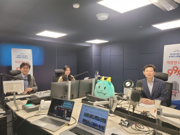 11. 이상일 용인특례시장이 4일 OBS 라디오에 출연해 대중교통 편의 증진 등 시의 계획을 밝혔다.jpg